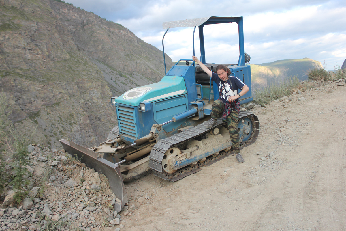 Небольшой трактор, обслуживающий единственную дорогу в долину реки Чулышман. Фото: Недолужко А.В.