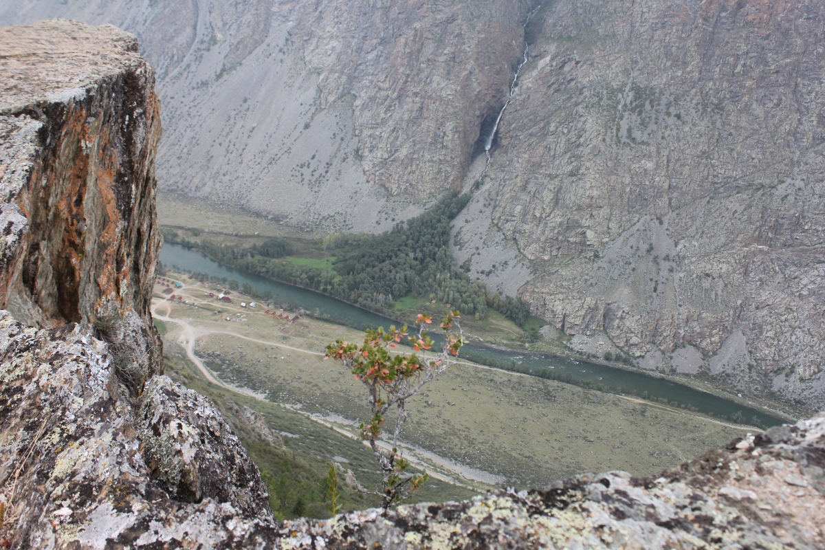 Турбаза Кату-Ярык в долине реки Чулышман. Вид с гребня перевала. Фото: Недолужко А.В.