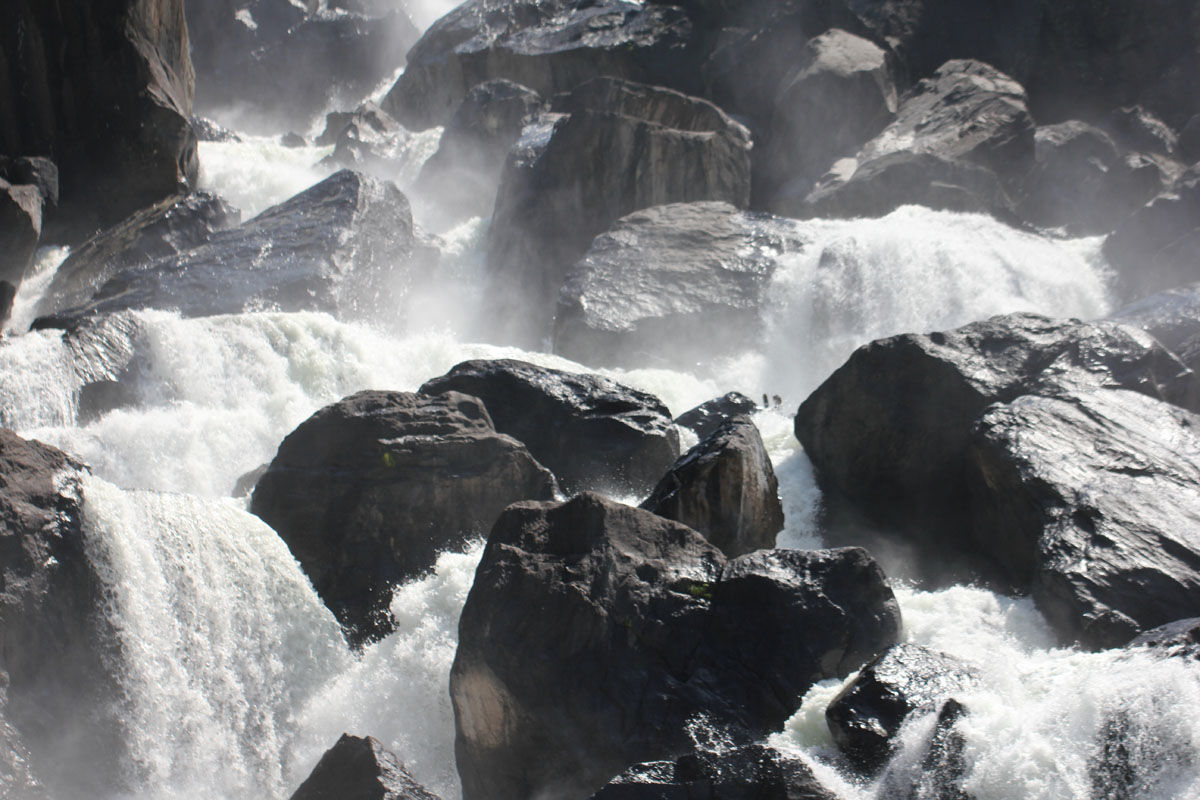 Водные потоки водопада Учар. Фото: Недолужко А.В. Водные потоки водопада Учар. Фото: Недолужко А.В.