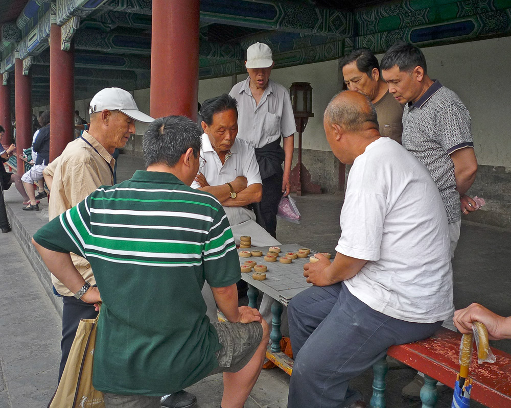 Пенсионерские забавы на территории Храма Неба. Фото: Омелько М.М.