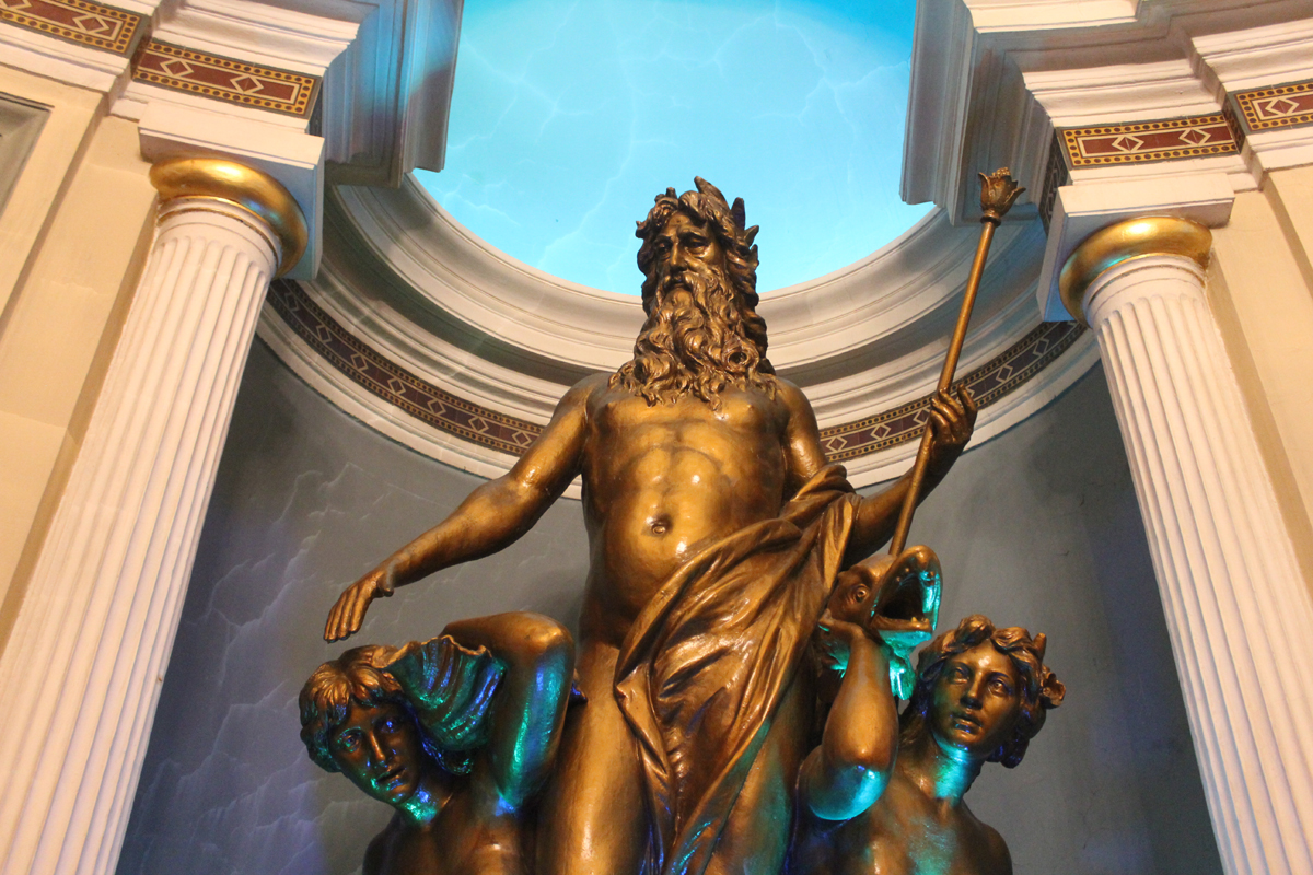 Бог украсил. Центральные Хлудовские бани. Античные боги в Петербурге. Античные боги в сауне. Античный Бог с золотым шаром.