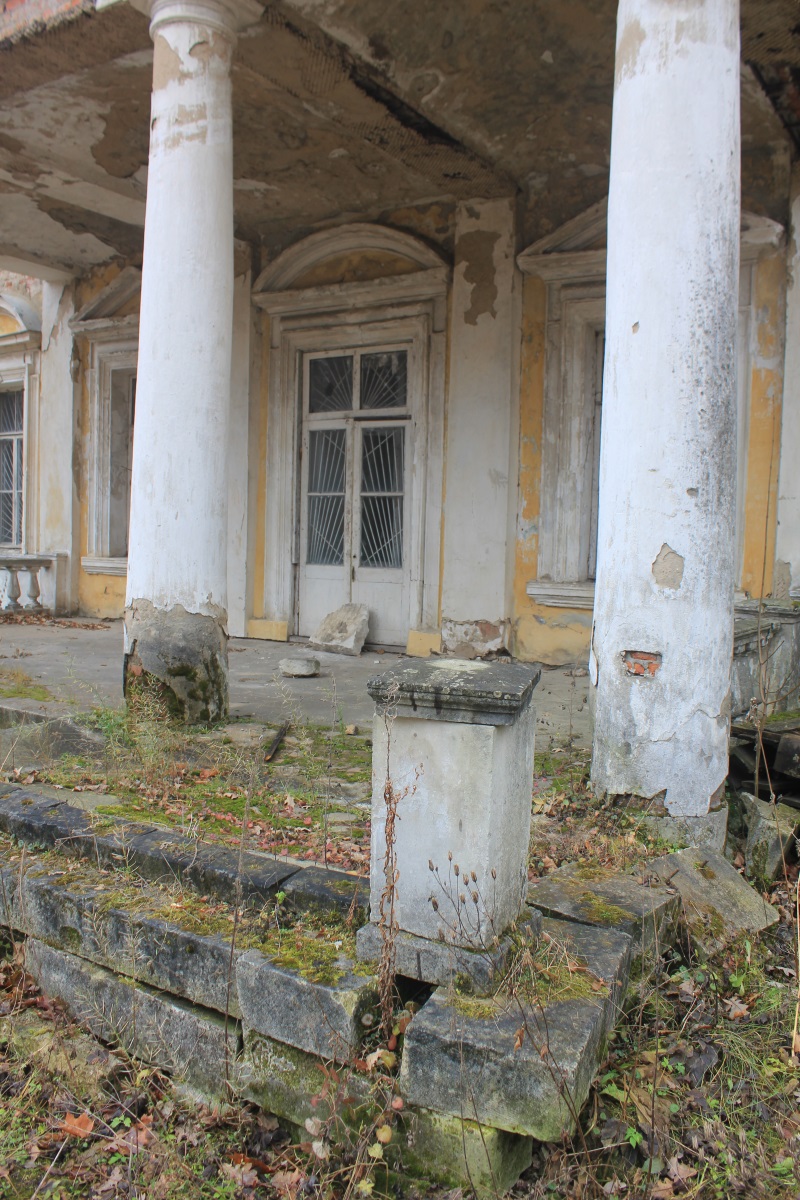 Усадьба чудом сохранилась во время Отечественной войны 1812 года и в годы Великой Отечественной войны, но ее главный враг – время, постепенно уничтожает её. Фото: Недолужко А.В.