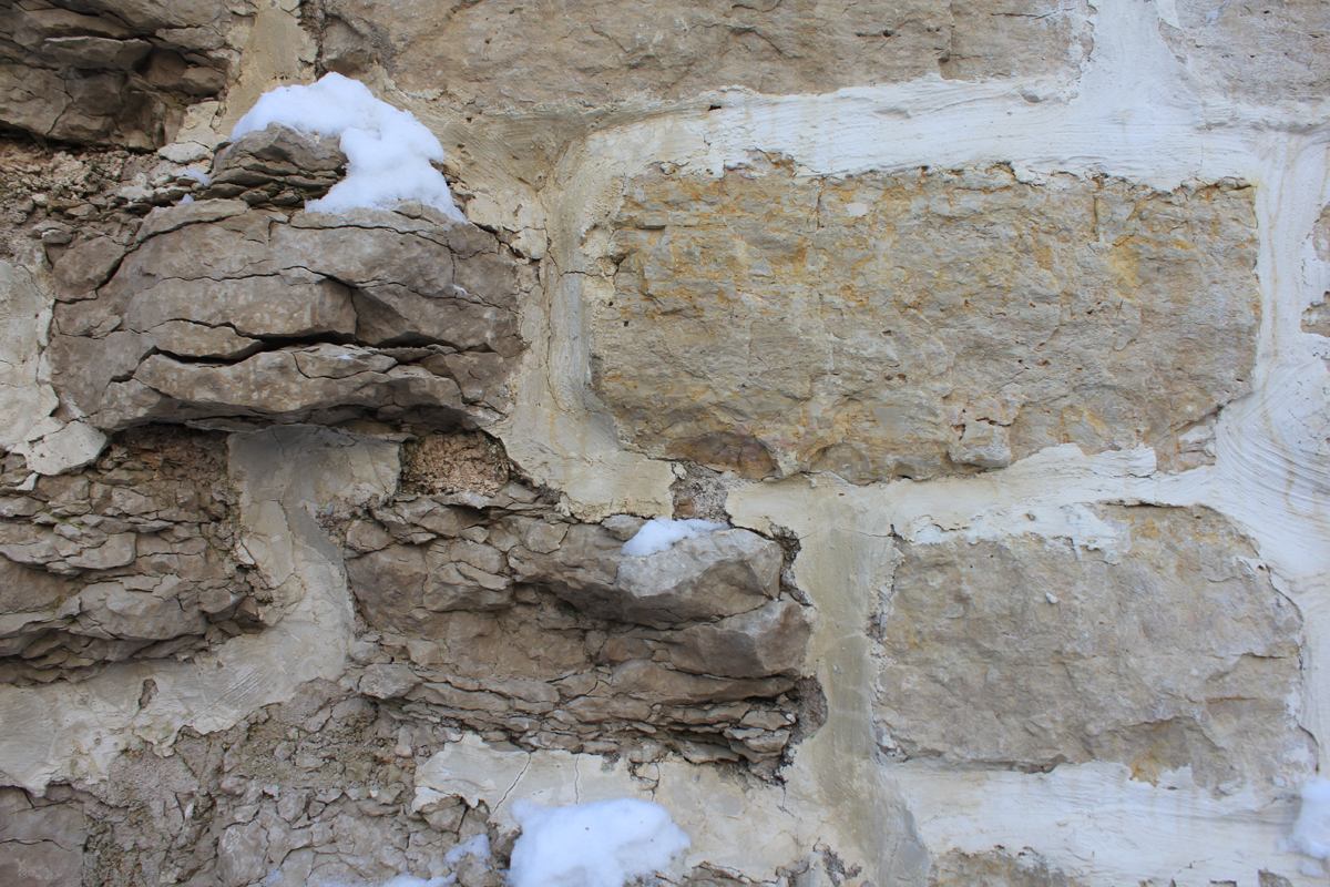 В качестве строительного материала при постройке крепости был использован не слишком надежный известняк, который к настоящему времени начал расслаиваться и подновленные участки крепостных стен можно довольно легко отличить от старых. Фото: Недолужко А.В.