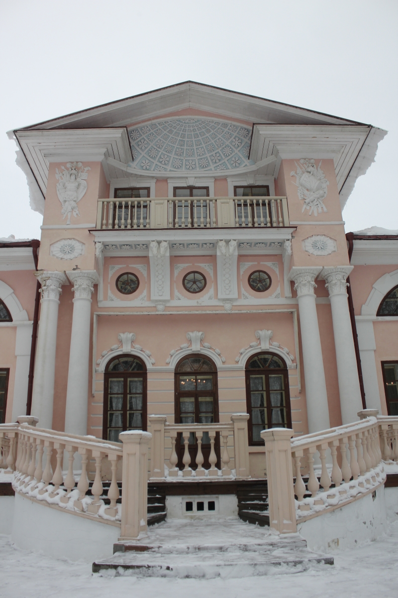 Историки архитектуры считают, что усадьба Брянчаниновых выстроена в стиле раннего классицизма. Фото: Недолужко А.В. Историки архитектуры считают, что усадьба Брянчаниновых выстроена в стиле раннего классицизма. Фото: Недолужко А.В.