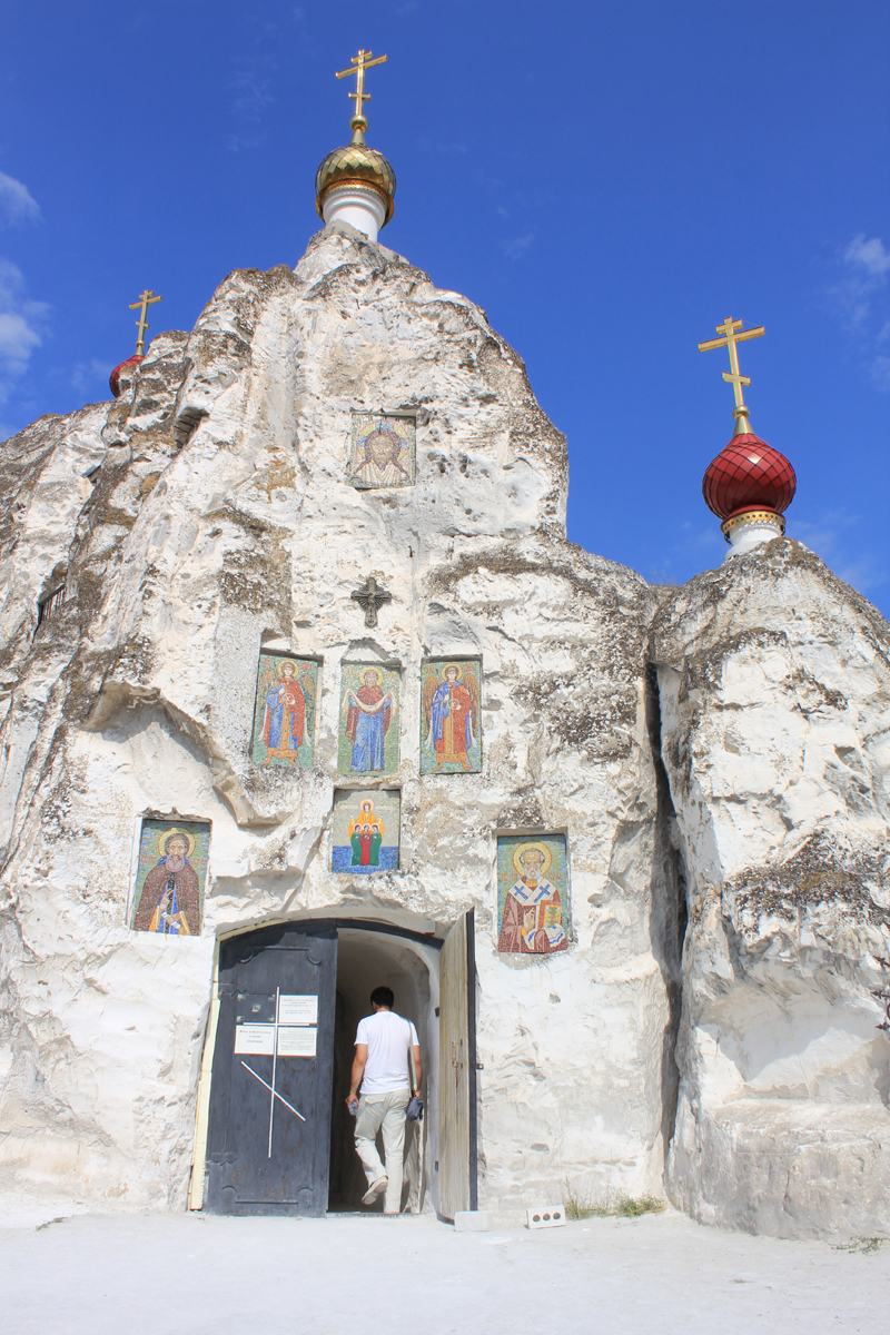 Вход в Спасский храм расположен у основания двух меловых див (скал), объединенных между собой звонницей. Фото: Недолужко А.В.