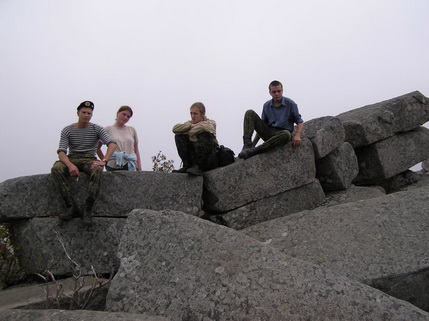 Экспедиция. Позади большая часть пути. Сидим на "творениях лемурийцев". Подкорытов А.Г., Ломакина (Райку) О. Омелько М.М., Остапенко К.А. Фото: Недолужко А.В.