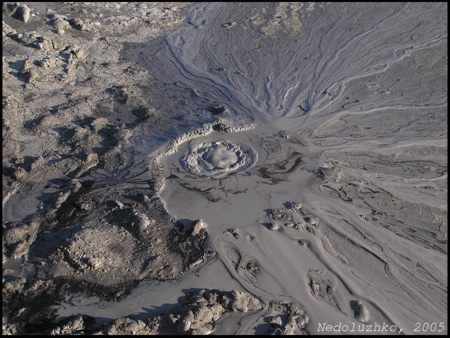 Грязевой вулкан, который представляет собой большое, фактически безжизненное поле, грязи с бурлящими жерлами. Фото: Недолужко А.В. Грязевой вулкан, который представляет собой большое, фактически безжизненное поле, грязи с бурлящими жерлами. Фото: Недолужко А.В.