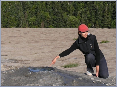 Н.А. Василенко (Шипилова) рядом с кратером. Фото: Недолужко А.В. Н.А. Василенко (Шипилова) рядом с кратером. Фото: Недолужко А.В.