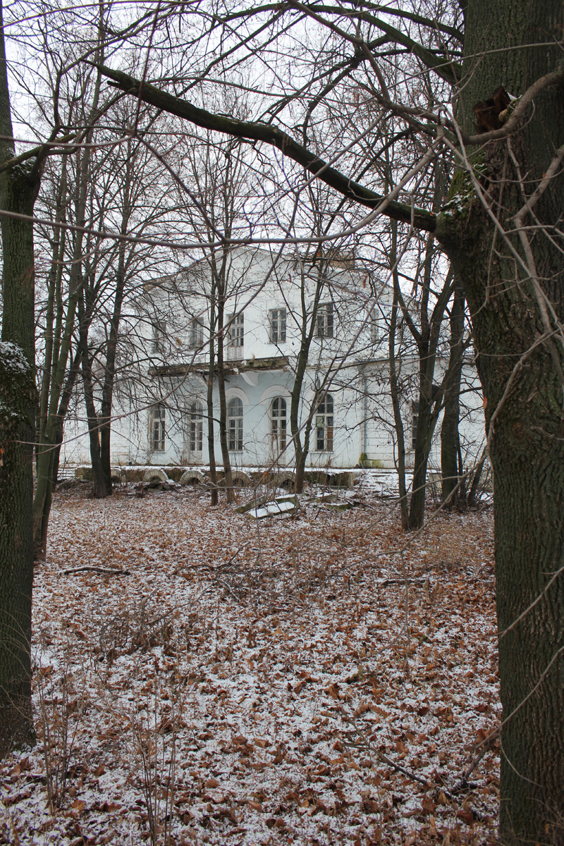 Изучая Подмосковье, я наткнулся на старый полуразрушенный дом в деревне Константиново. Фото: Недолужко Артем Изучая Подмосковье, я наткнулся на старый полуразрушенный дом в деревне Константиново. Фото: Недолужко Артем