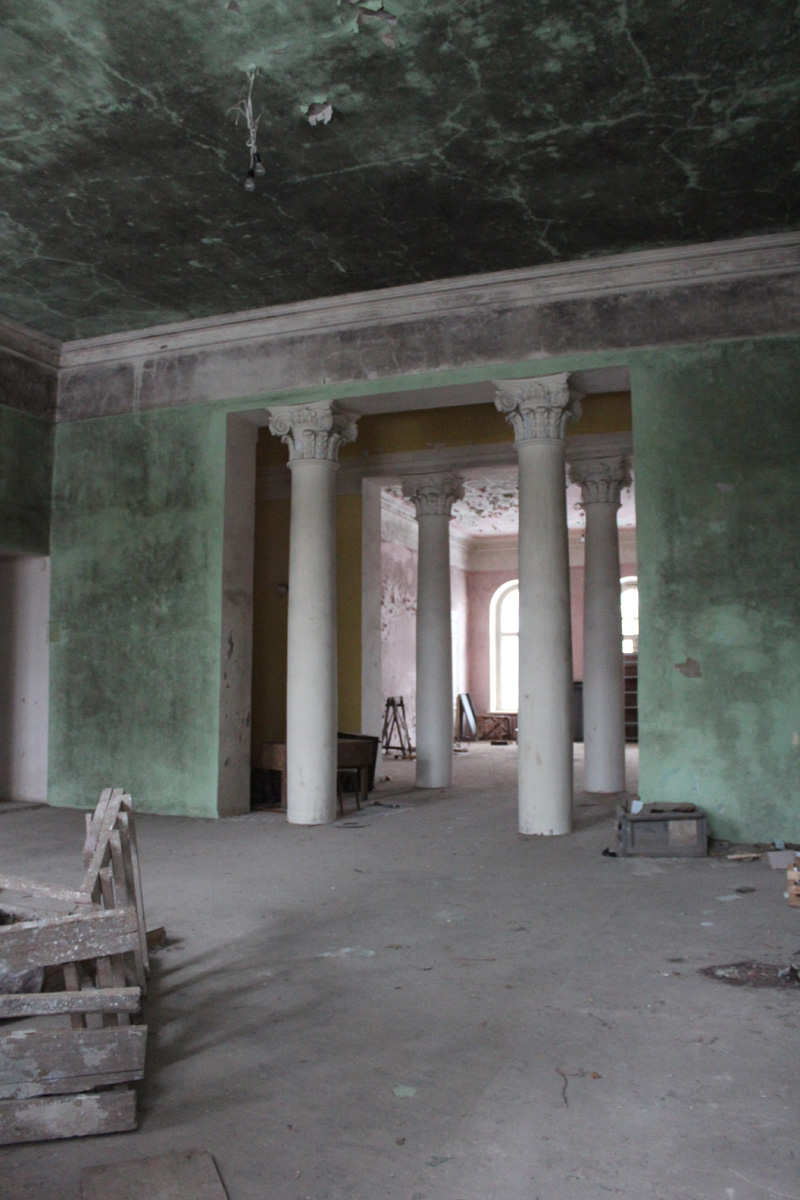 В 1990 году здесь начался ремонт. После перестройки усадьба была заброшена и ныне представляет собою достаточно унылое зрелище. Фото: Недолужко Артем В 1990 году здесь начался ремонт. После перестройки усадьба была заброшена и ныне представляет собою достаточно унылое зрелище. Фото: Недолужко Артем