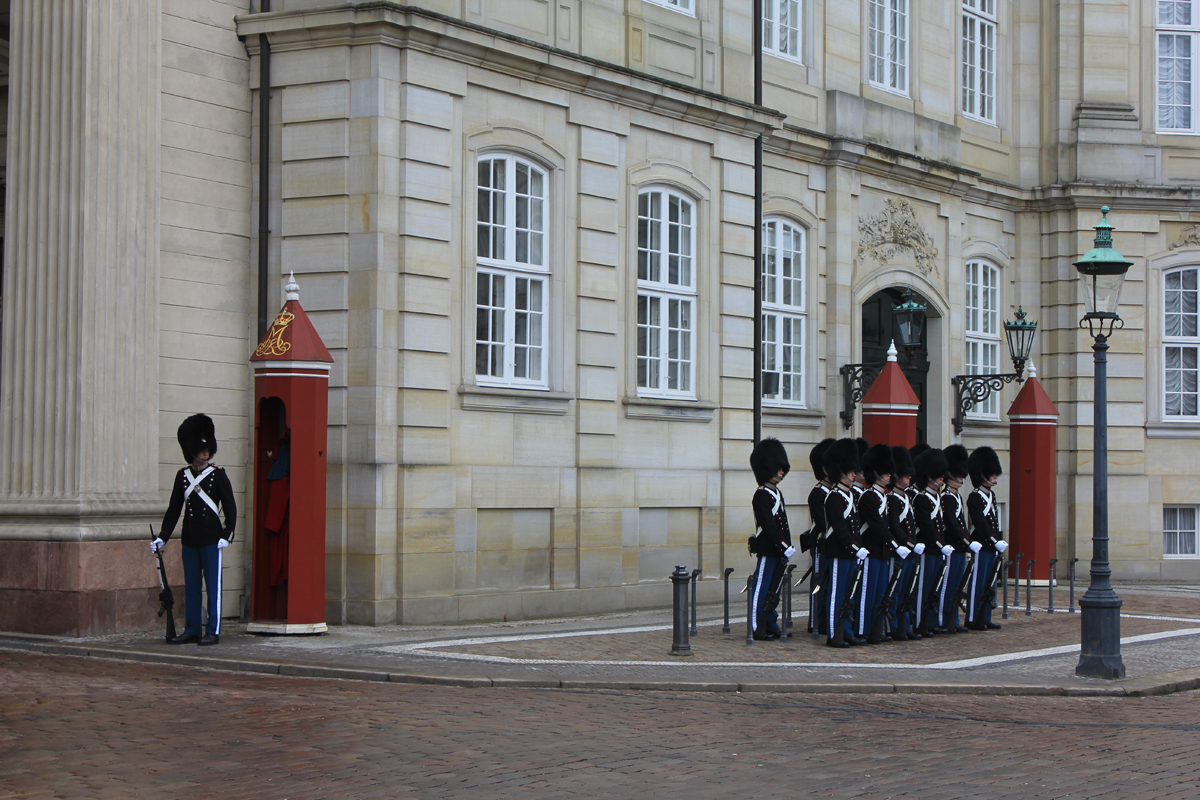Развод караула у замка Амалиенборг. Фото: Недолужко А.В.