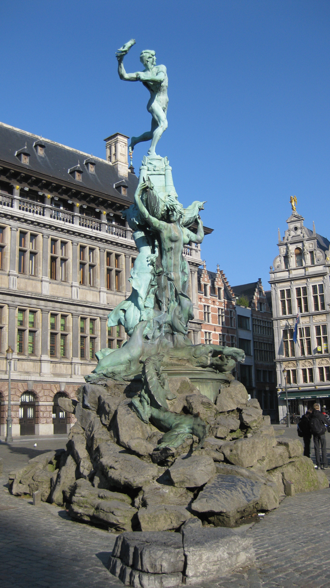 Подвиг мифического воина Сильвиуса Брабо увековечен на центральной площади Антверпена. Фото: Недолужко А.В.