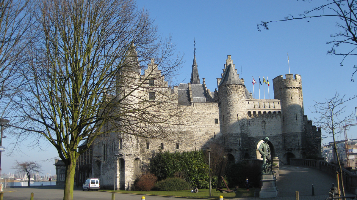 На берегу реки Шельды высятся башни замка Стен, возраст которого 1300 лет. Фото: Недолужко А.В.