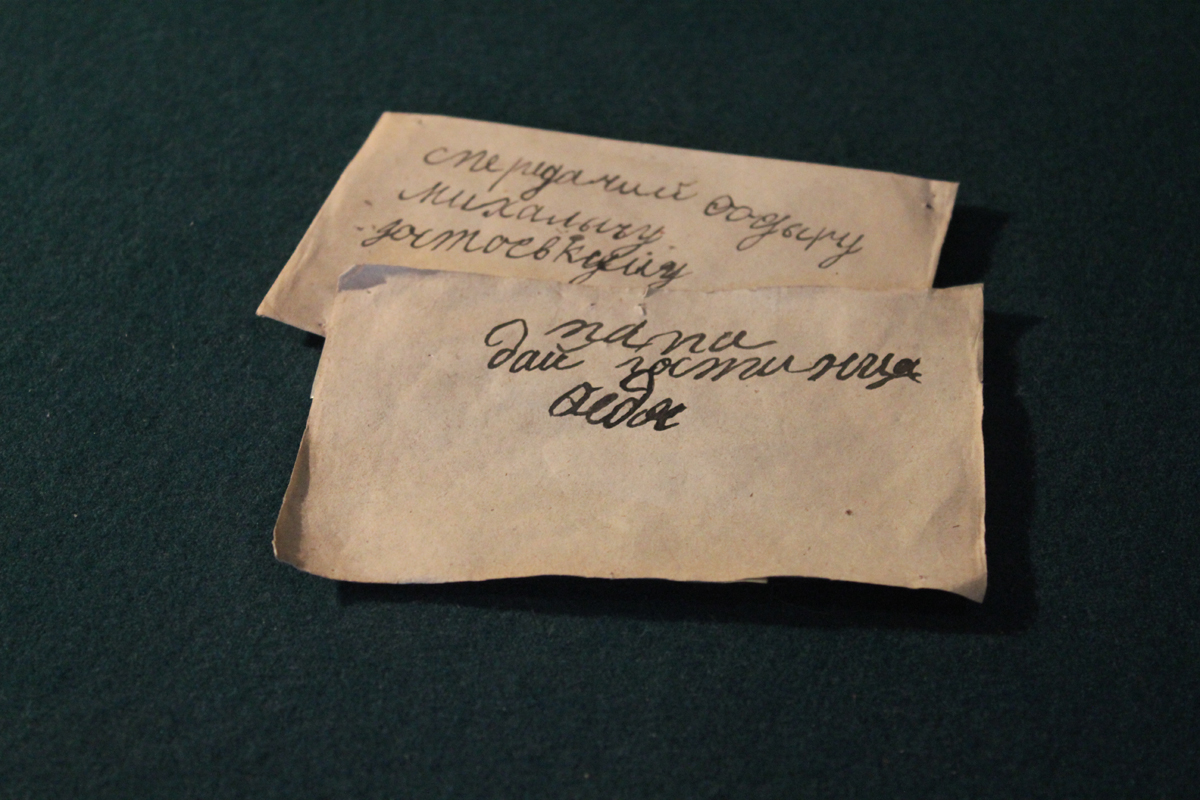 Достоевский очень любил своих детей. Трогательная записка отцу в детской комнате квартиры Ф.М. Достоевского. Фото: Недолужко А.В. Достоевский очень любил своих детей. Трогательная записка отцу в детской комнате квартиры Ф.М. Достоевского. Фото: Недолужко А.В.