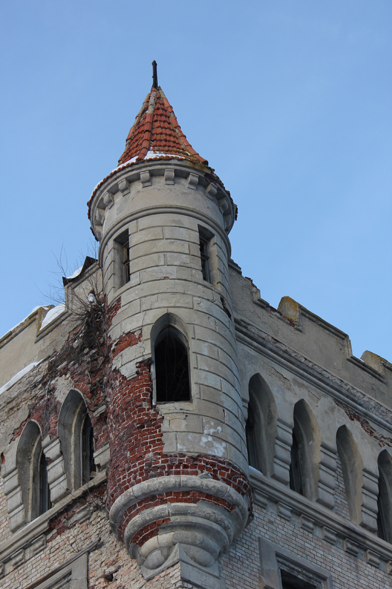 Замок в Муромцево. Огромная башня, поражающая своей сохранностью, красная черепица крыш, готические проемы дверей и окон, зияющие пустотой, и советская плитка на полу. Фото: Недолужко А.В.