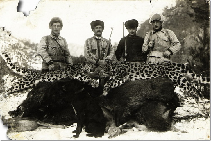 Маньчжурия, 1940 г. Ю.М. Янковский с сыновьями после удачной охоты Маньчжурия, 1940 г. Ю.М. Янковский с сыновьями после удачной охоты