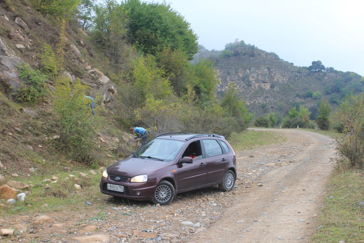 Наша преданная Лада Калина уверенно ползет по горной дороге. Фото: Недолужко А.В.