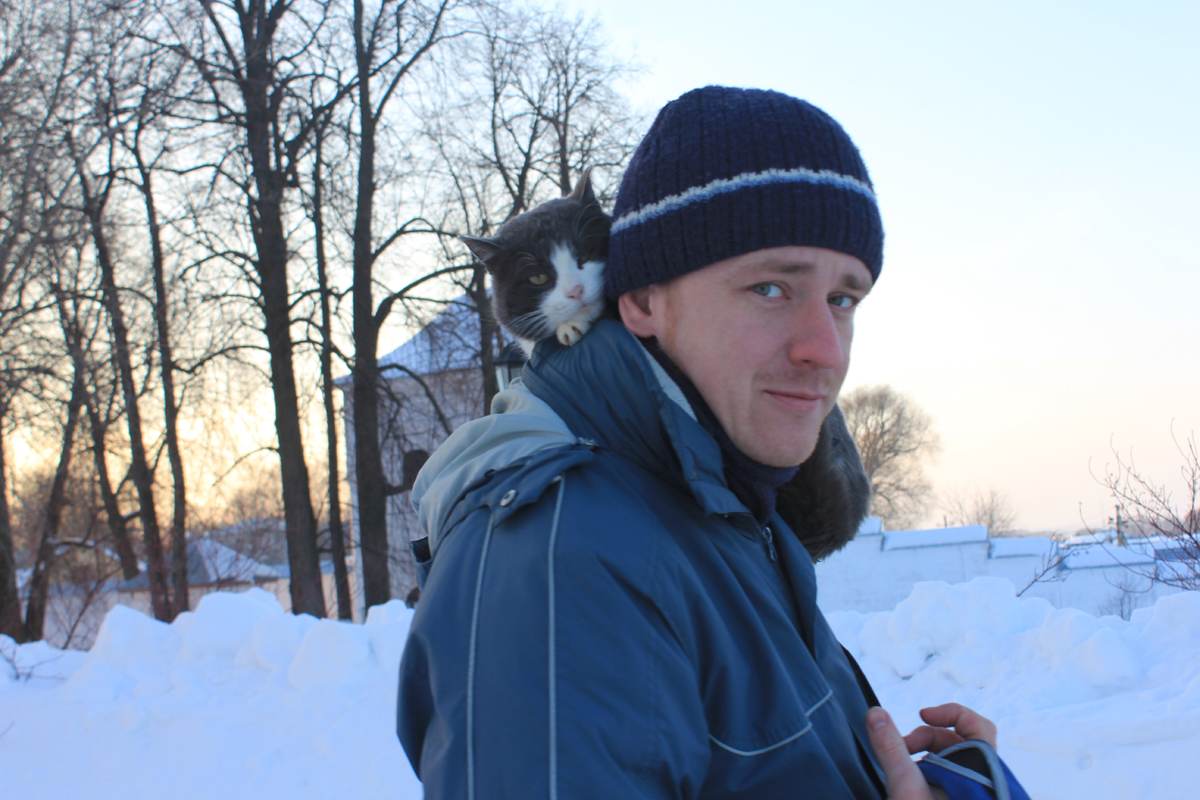 Если Вам повезет, то на выходе из монастыря в можно свести знакомство с местным котом, который фамильярно запрыгнет на плечи и будет тереться головой о Вашу щеку. Фото: Недолужко А.В.