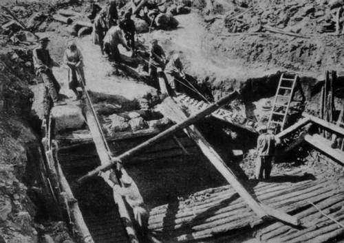 Раскопки в урочище Пазырык. Архивная фотография.  Погребальная камера в кургане № 3. Находки хранятся в Эрмитаже. Фото: http://dic.academic.ru/