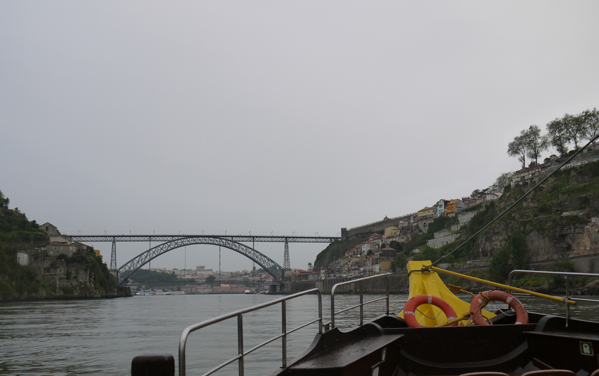 Мост Марии Пии одиноко раскинул свои железные плечи, щедро обдуваемые ветрами Атлантики. Фото: Зубарева А.А.